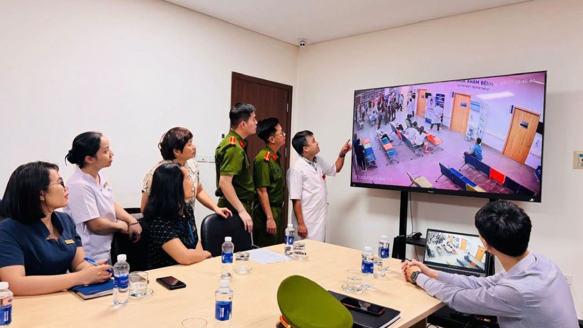 Vinh Phuc Ward Police working with Lac Viet Friendship Hospital to check camera footage of the incident on September 17. Photo: Phu Tho Provincial Police