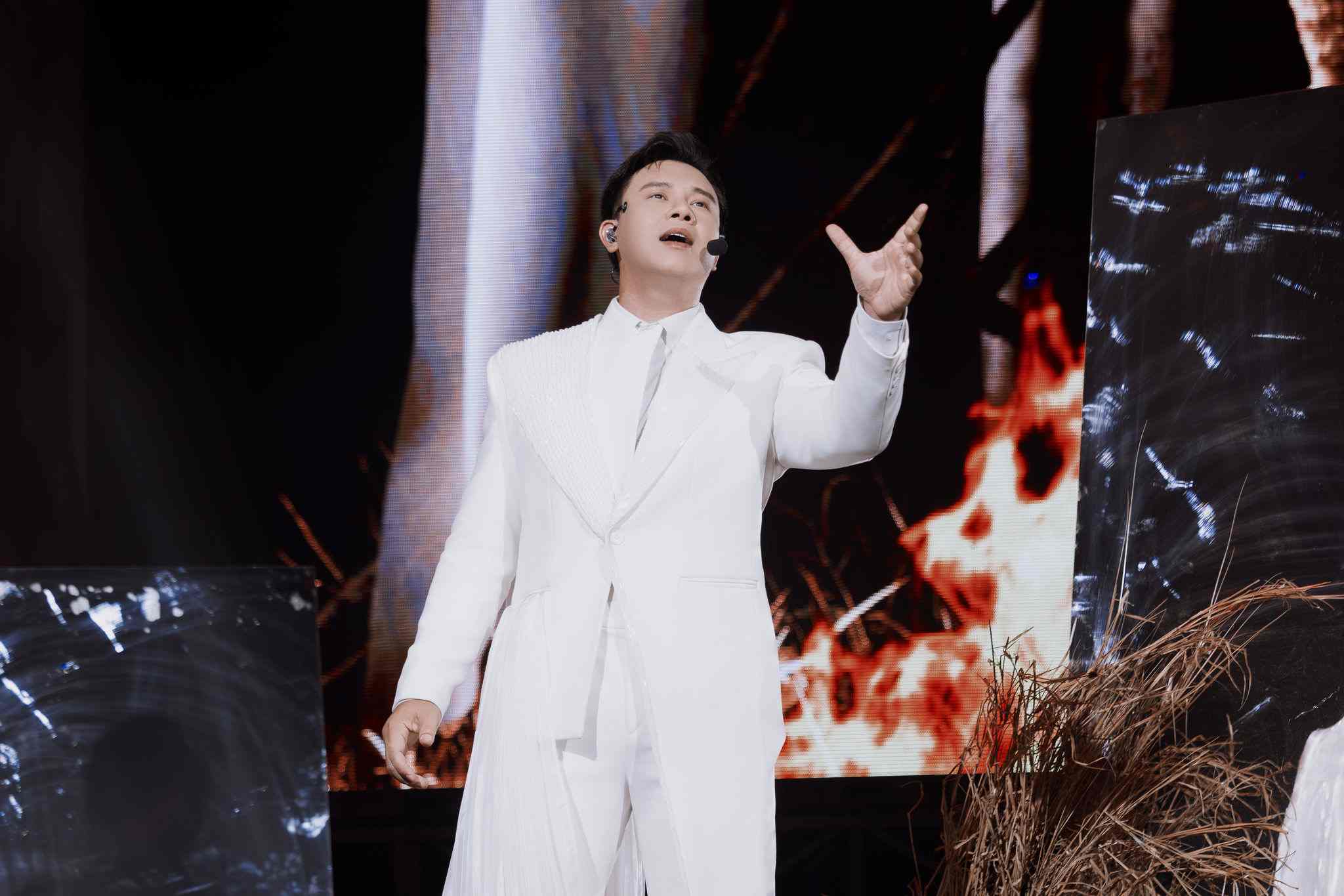 Singer Dong Hung participates in "Older Brothers Overcoming Thousands of Hardships". Photo: Yeah1.