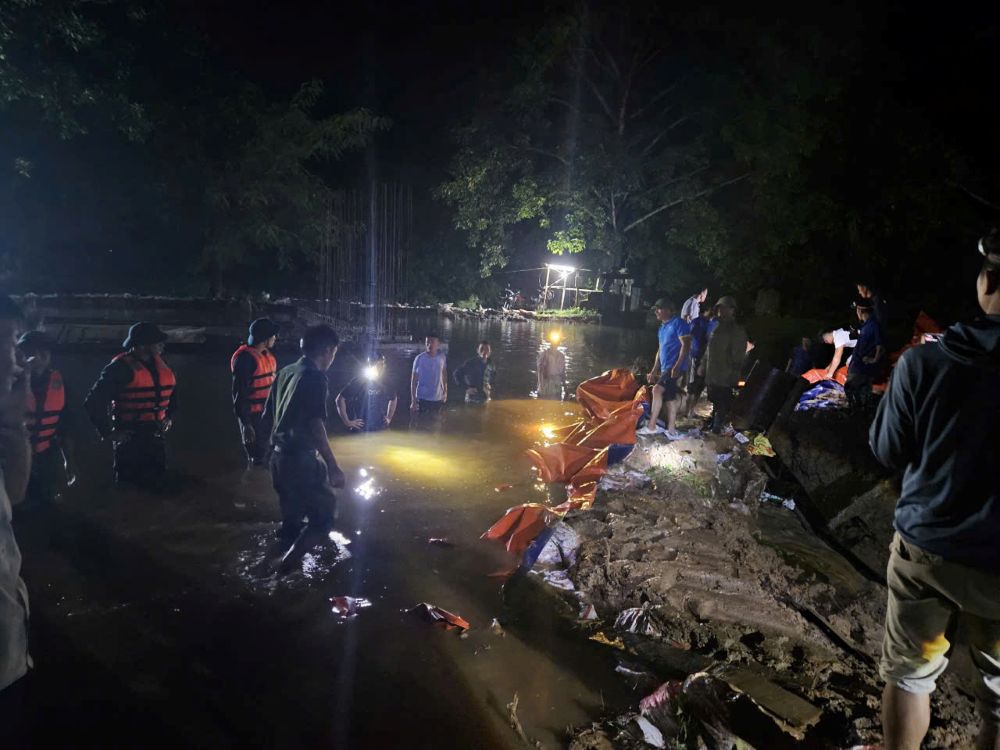Ba Dinh Commune Police and functional forces urgently reinforce the location of the incident at the old Nga Thien Pumping Station on the night of September 17, 2026. Photo: Thanh Hoa Police