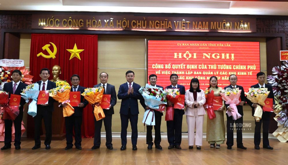 Leaders of Dak Lak Provincial People's Committee present decisions and flowers to congratulate officials appointed to the Management Board of Economic Zones and Industrial Parks. Photo: Nguyen Van