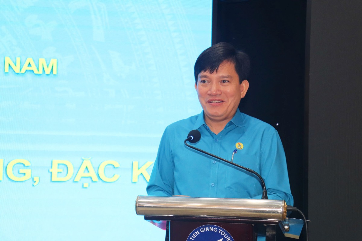 Vice President of the Vietnam General Confederation of Labor Nguyen Xuan Hung delivers the opening speech of the training class. Photo: Luu Hung