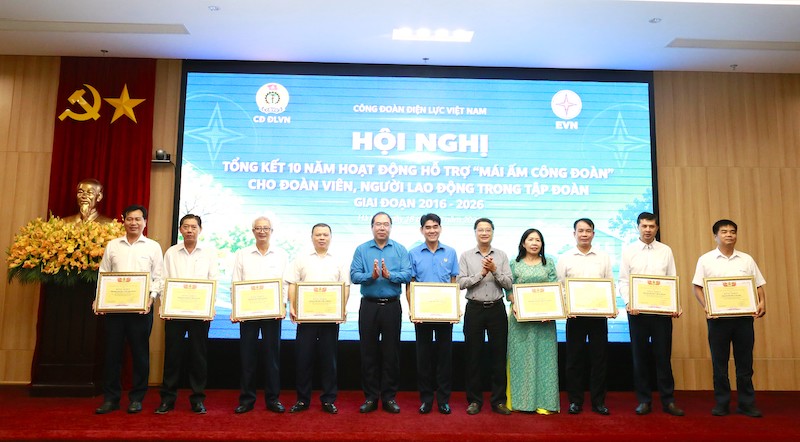 Chairman of the Vietnam Electricity Trade Union Do Duc Hung and Mr. Trinh Mai Phuong, Head of the Communication and Corporate Culture Department of EVN, present Certificates of Merit to collectives. Photo: Electricity Trade Union