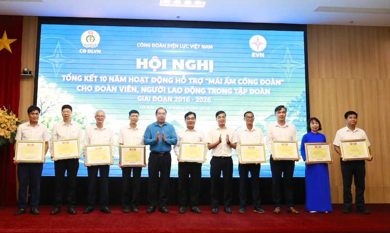Các ông: Đỗ Đức Hùng - Ủy viên Ban chấp hành Tổng LĐLĐVN, Chủ tịch Công đoàn Điện lực Việt Nam (thứ 6 từ phải sang); Uông Quang Huy - Phó chủ tịch Công đoàn Điện lực Việt Nam (thứ 4 từ phải sang) trao Bằng khen cho các cá nhân có nhiều đóng góp trong công tác hoạt động hỗ trợ Mái ấm Công đoàn. Ảnh: CĐ Điện lực
