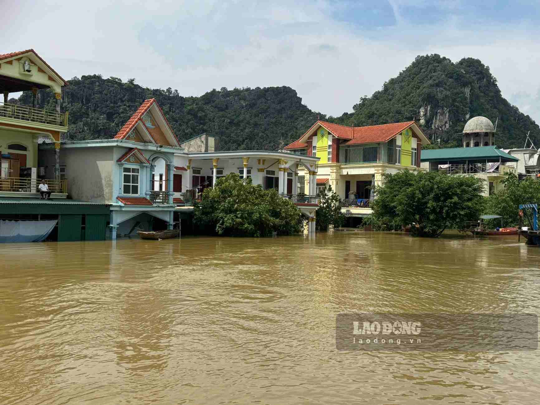 ニンビン省ザーヴィエンコミューン、ケンガー村の数百世帯が水没(9月18日撮影)。写真:グエン・チュオン