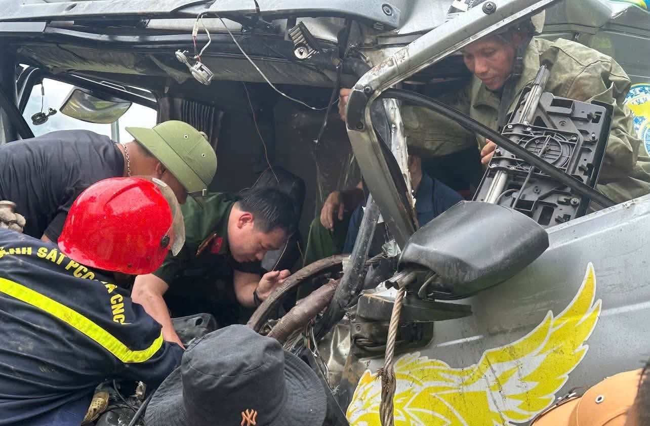 Cán bộ, chiến sĩ Công an xã Văn Bàn phối hợp lực lượng cứu nạn, cứu hộ giải cứu tài xế. Ảnh: Công an xã Văn Bàn