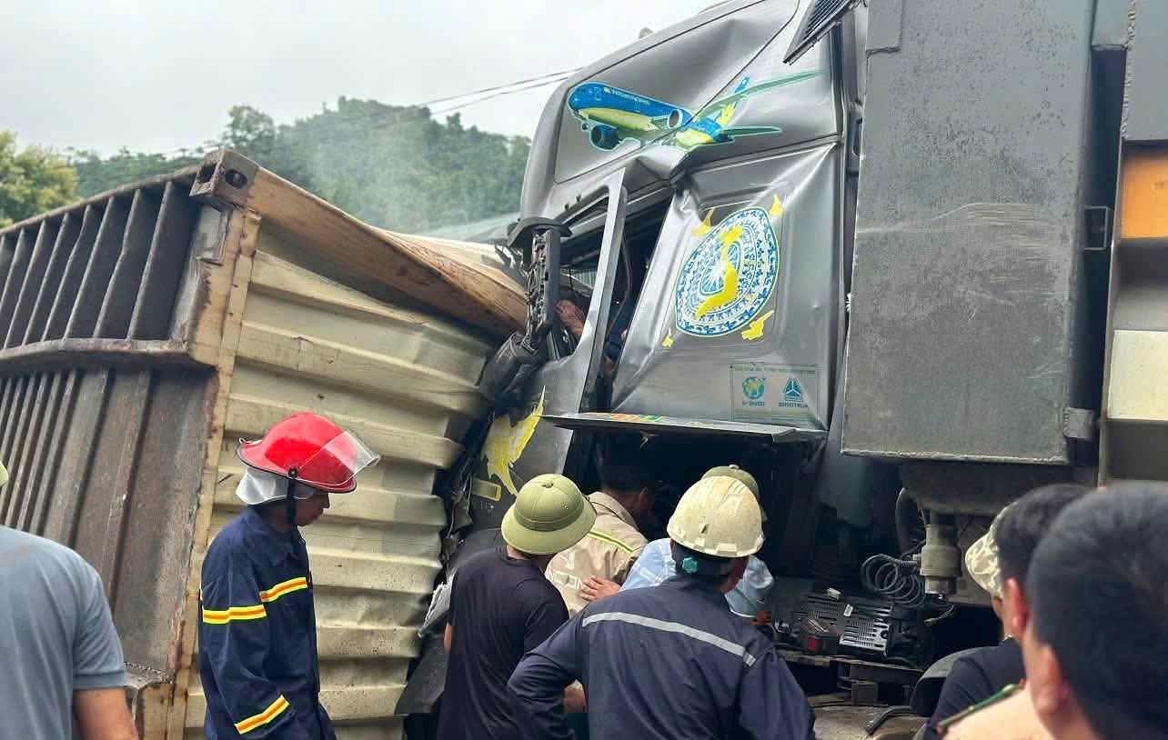 The cabin of the tractor-trailer seriously deformed after the collision on National Highway 279. Photo: Van Ban Commune Police