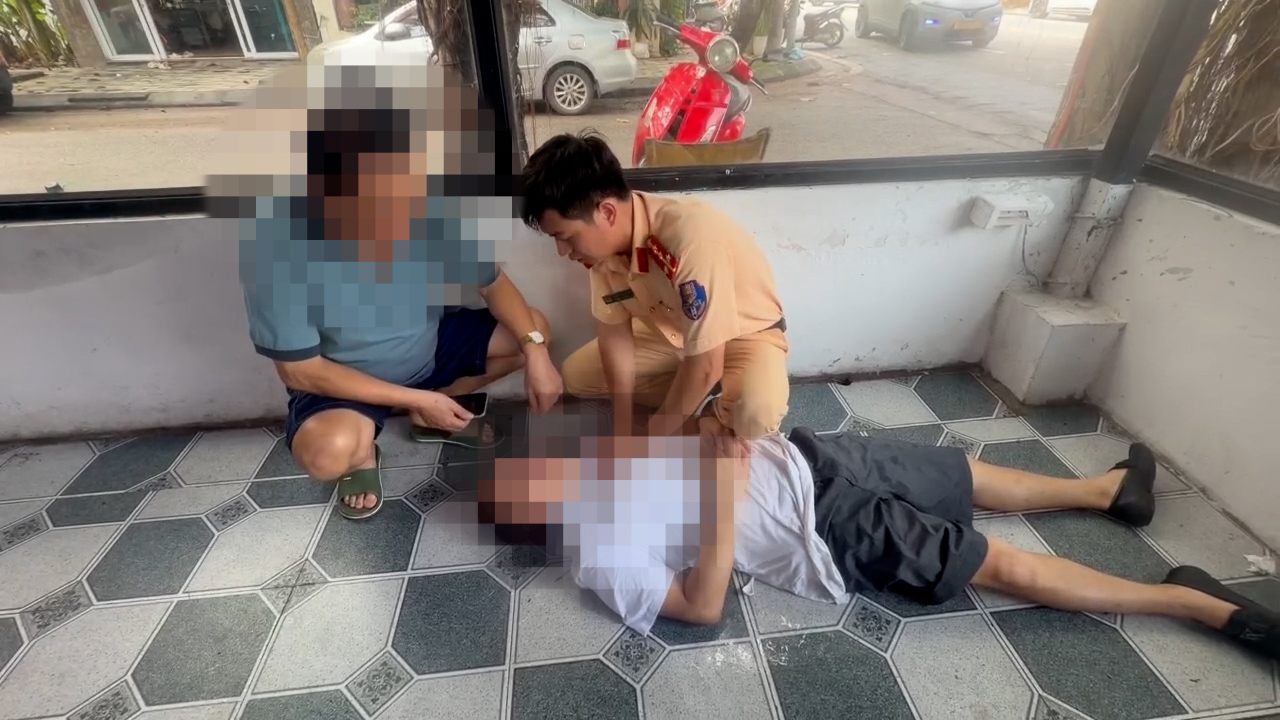 Man unconscious at restaurant, traffic police quickly give first aid on the spot