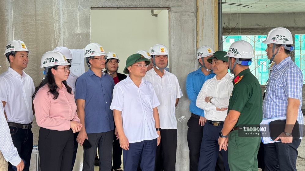 The working delegation of the Vietnam General Confederation of Labor inspects labor safety conditions and construction progress at the Trade Union Housing project construction site. Photo taken on September 18, 2026 at the Giao Long Trade Union Social Housing Project, Vinh Long province. Photo: Hoang Loc
