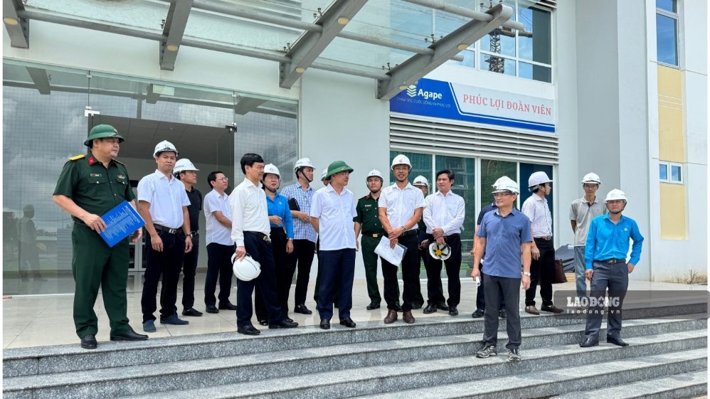 Ông Nguyễn Anh Tuấn làm việc với các đơn vị thi công về giải pháp tháo gỡ khó khăn, bảo đảm tiến độ dự án. Ảnh chụp ngày 18.9.2026 tại phường Trung An, tỉnh Đồng Tháp. Ảnh: Hoàng Lộc