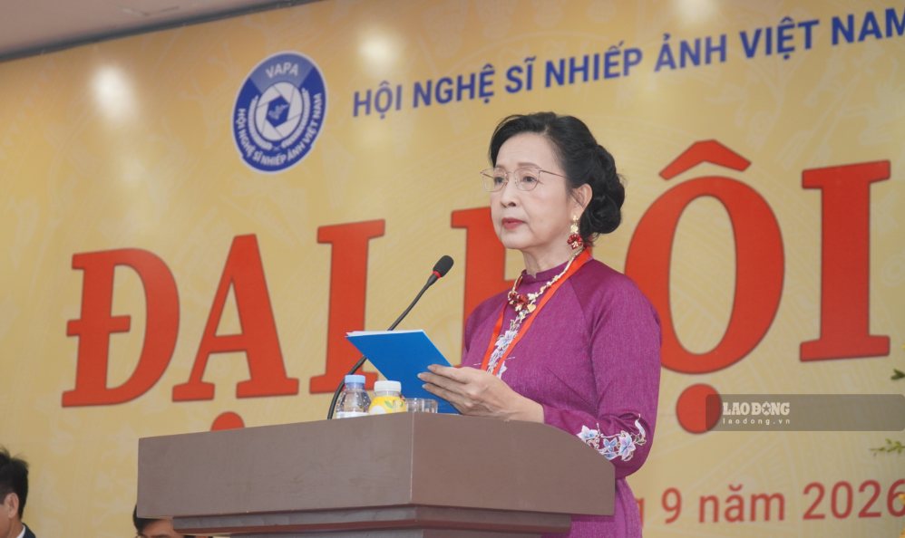 TS. Nghệ sĩ Nhiếp ảnh Trần Thị Thu Đông, Chủ tịch Hội Nghệ sĩ Nhiếp ảnh Việt Nam phát biểu khai mạc Đại hội. Ảnh: Minh Vũ