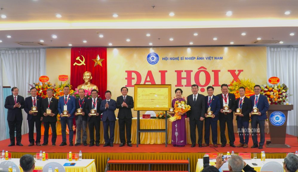 Ban Chấp hành Hội Nghệ sĩ Nhiếp ảnh Việt Nam nhiệm kỳ 2026–2031 gồm 10 thành viên ra mắt Đại hội. Ảnh: Minh Vũ