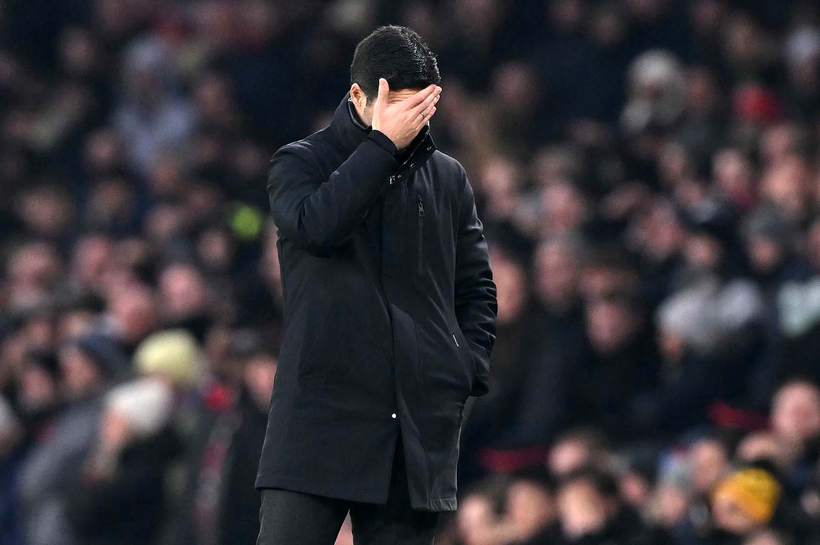 Từng có nhiều thời điểm Mikel Arteta đứng sát bờ vực bị sa thải. Ảnh: AFP