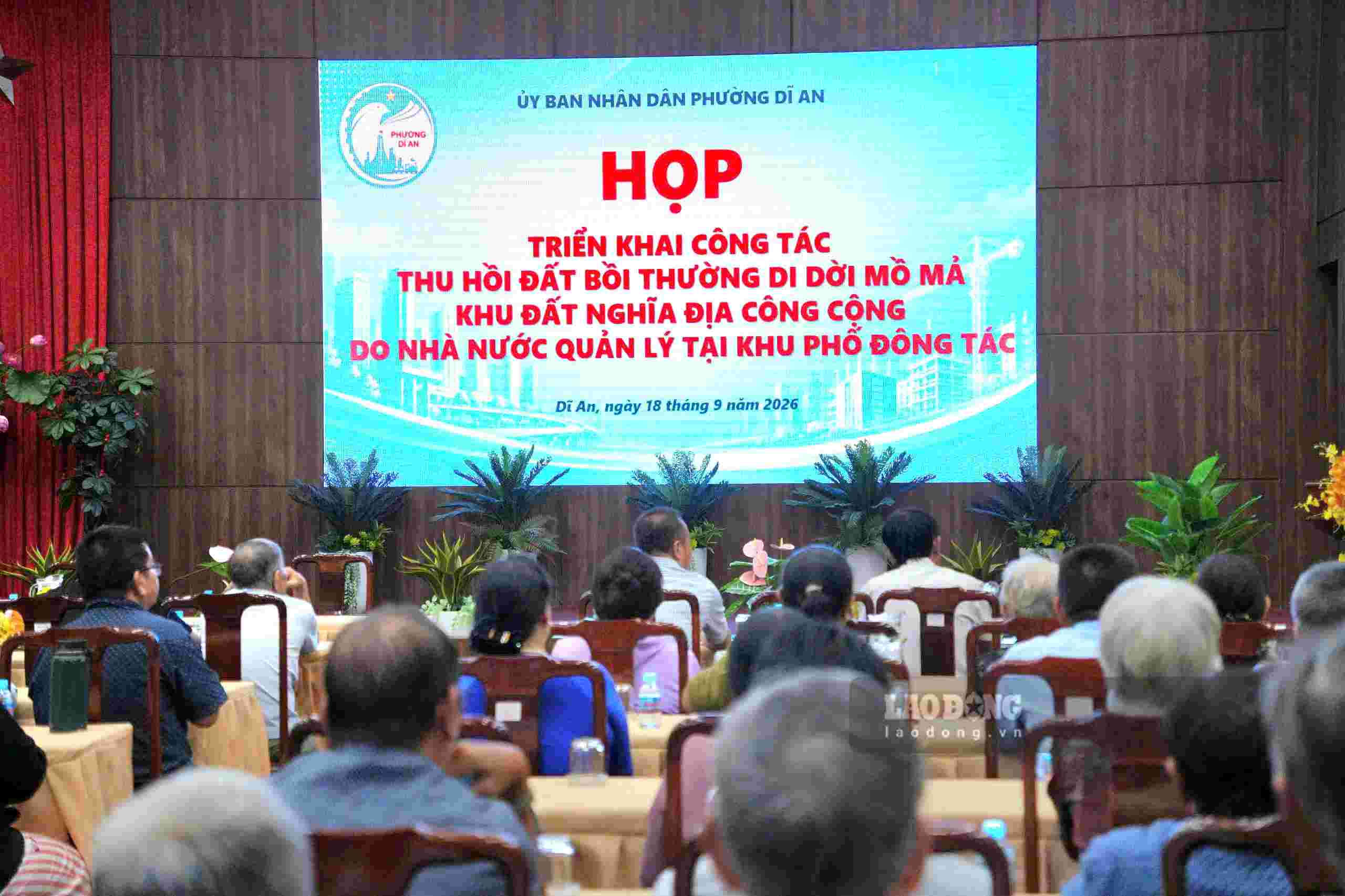 On September 18, Di An ward held a meeting with households to deploy land acquisition, compensation, support and relocation of graves to create land fund for parks and schools. Photo: Dinh Trong