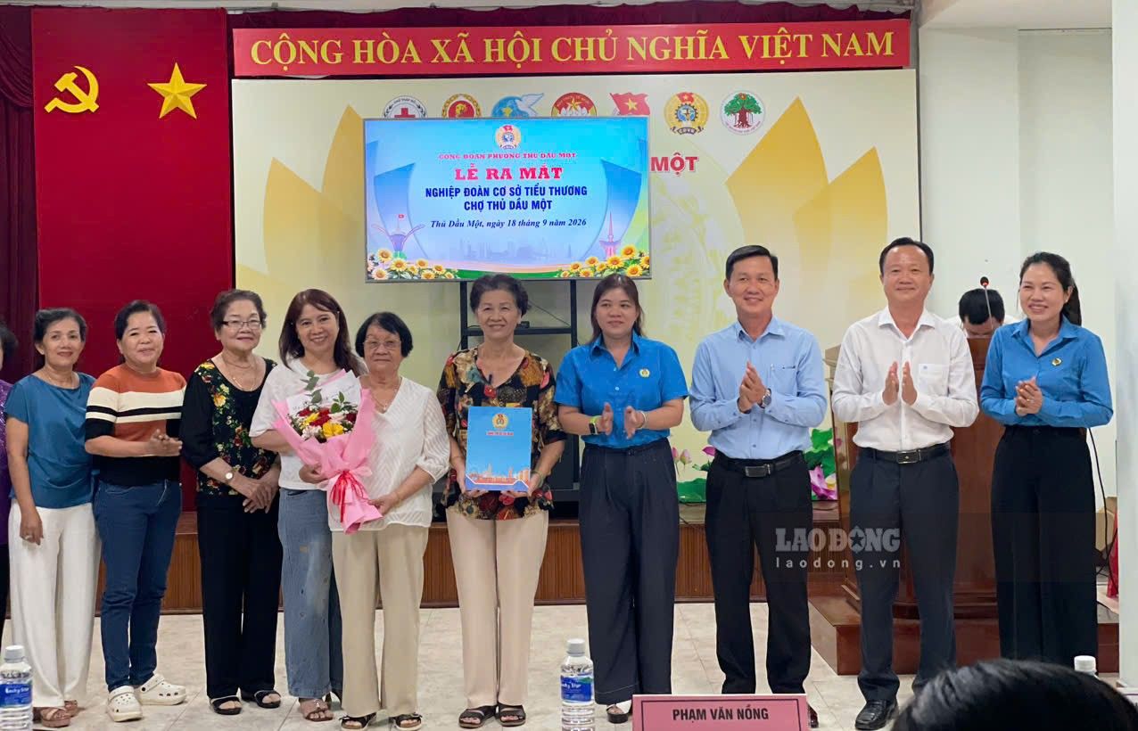 Handing over the decision to establish the Trade Union of Thu Dau Mot Market Small Traders on the afternoon of September 18. Photo: Dinh Trong