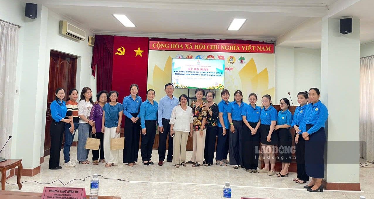 Đại biểu trao quyết định thành lập CĐCS và Nghiệp đoàn cơ sở tiểu thương Chợ Thủ Dầu Một. Ảnh: Đình Trọng