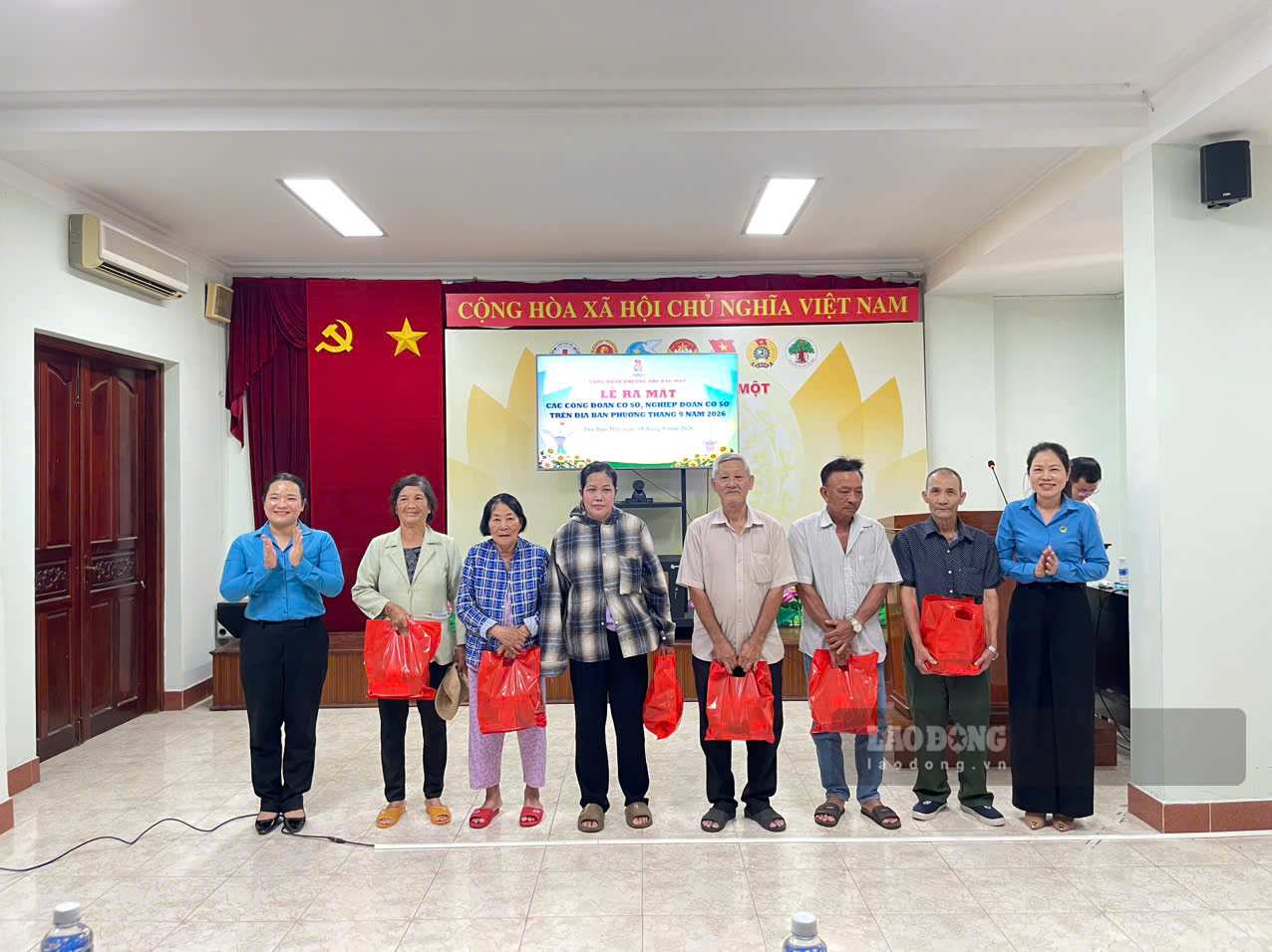 Công đoàn trao quà cho đoàn viên khó khăn. Ảnh: Đình Trọng