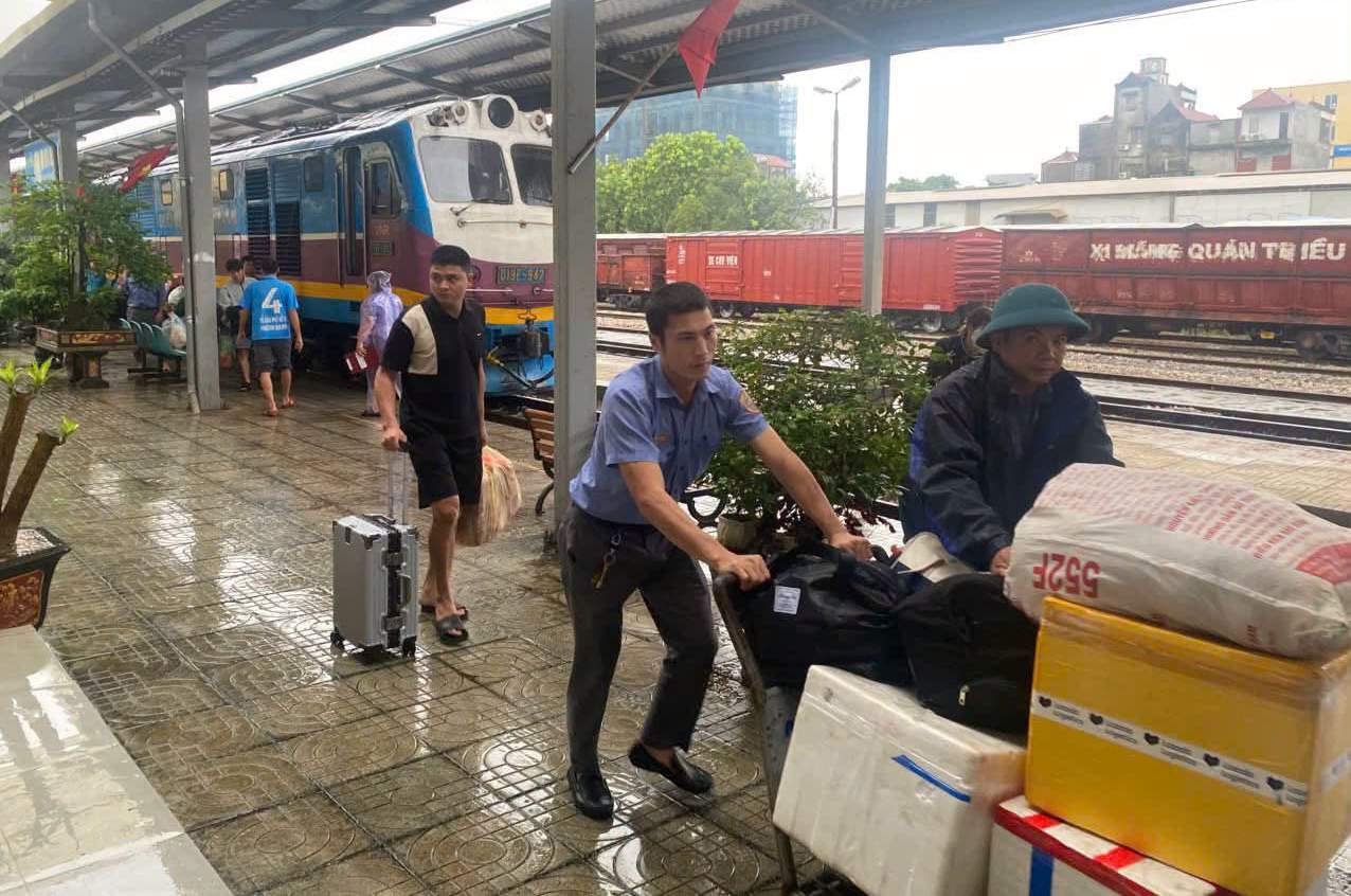Tàu SE5 chuyển tải hành khách từ Bỉm Sơn đi Thanh Hóa. Ảnh: Tập đoàn Đường sắt Quốc ga Việt Nam