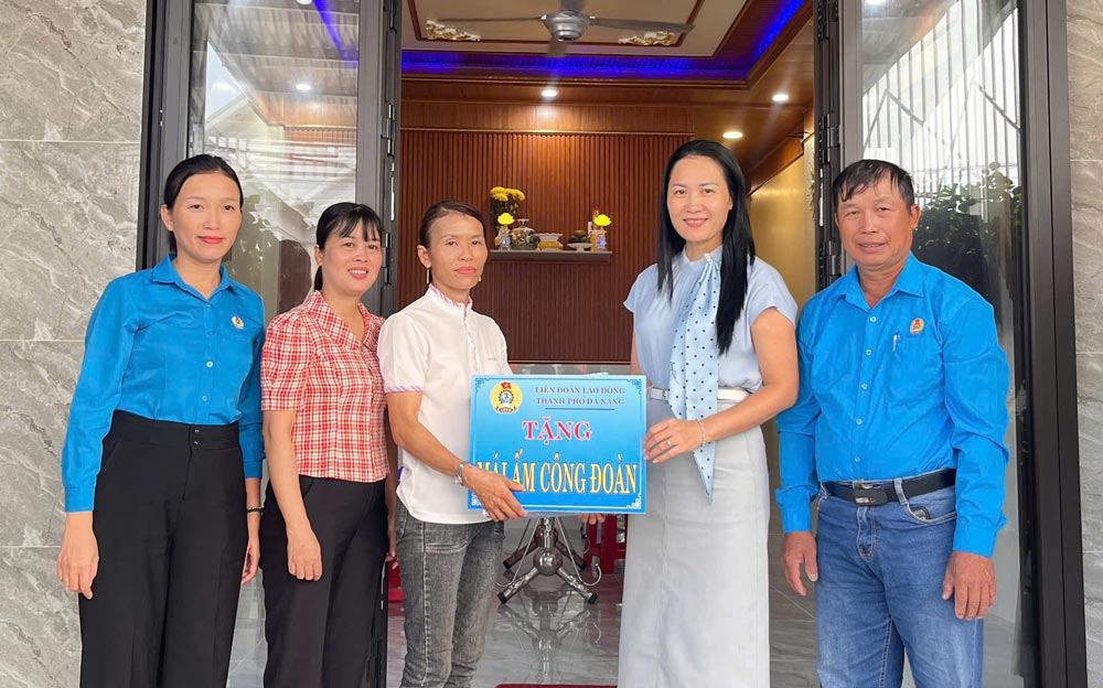The City Labor Federation handed over the "Trade Union Shelter" house to union member Pham Thi Hong Ly of Dien Ban Ward Trade Union. Photo: Da Nang Trade Union