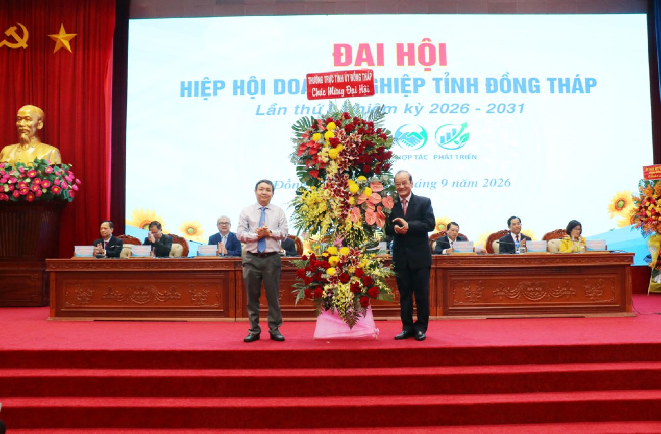 Ông Phan Văn Thắng - Phó Bí thư Thường trực Tỉnh ủy, Chủ tịch Ủy ban Mặt trận Tổ quốc Việt Nam tỉnh (bìa trái) tặng lẵng hoa chúc mừng Đại hội. Ảnh: Dongthap.gov.vn