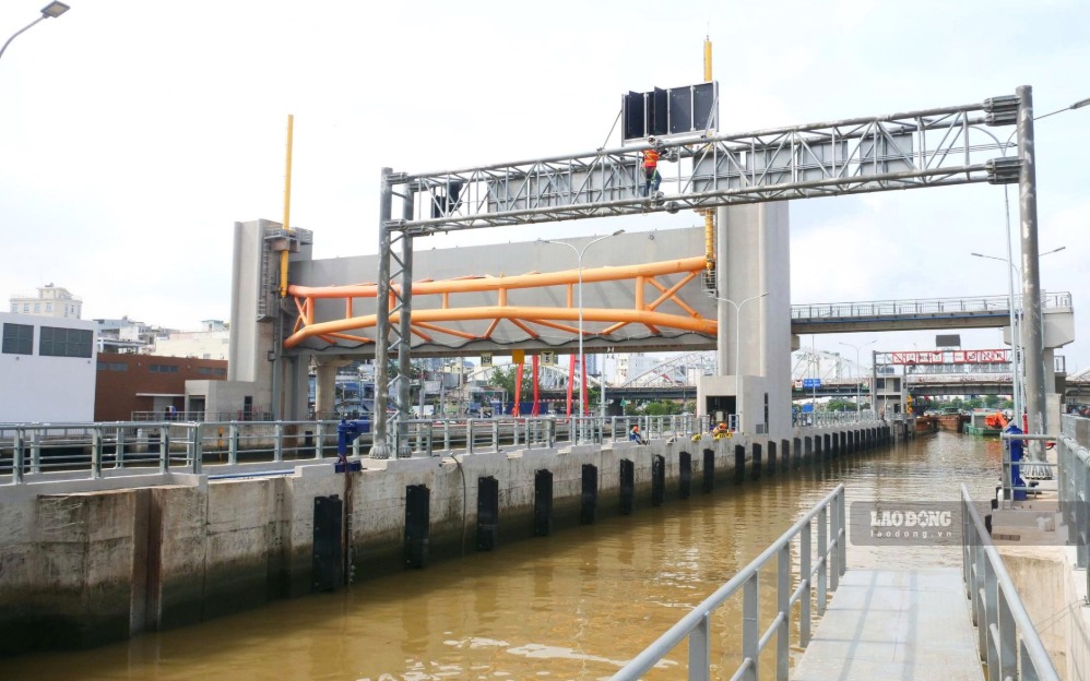 Công ngăn triều Tân Thuận - una de las 6 grandes alcantarillas del proyecto. Foto: Anh Tú