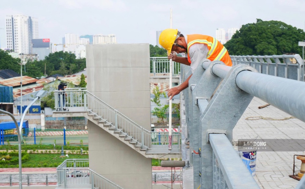 Công nhân khẩn trương hoàn thiện những hạng mục cuối tại cống ngăn triều Tân Thuận.