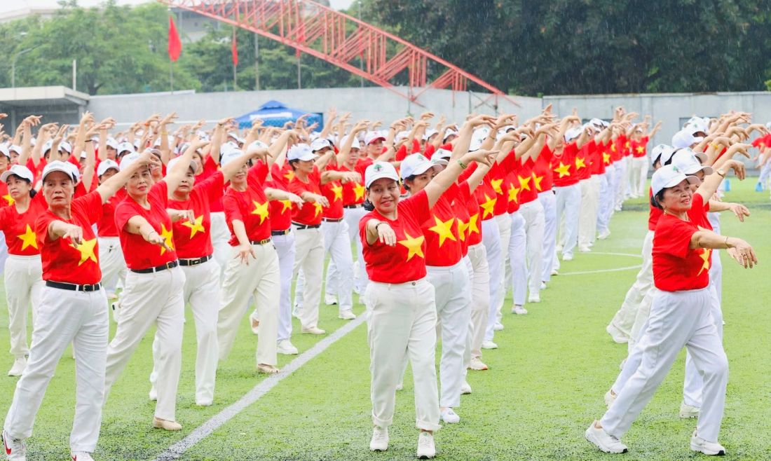 2,000명 이상의 노인들이 하노이에서 "건강하게 산다 - 황금기를 빛나다"라는 정신을 전파하고 있습니다. 사진: 비남
