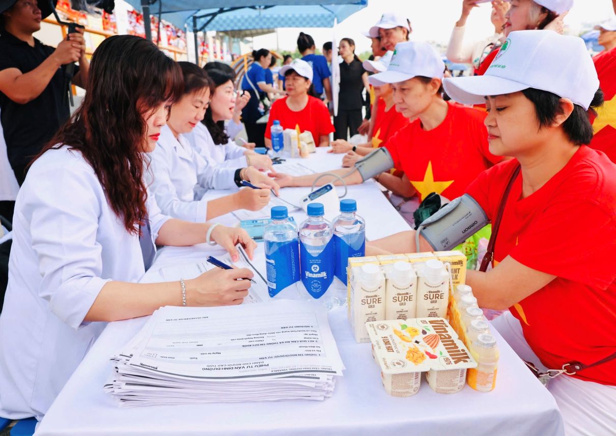 Người cao tuổi được thăm khám, tư vấn sức khỏe và dinh dưỡng tại chương trình. Ảnh: Vi Nam