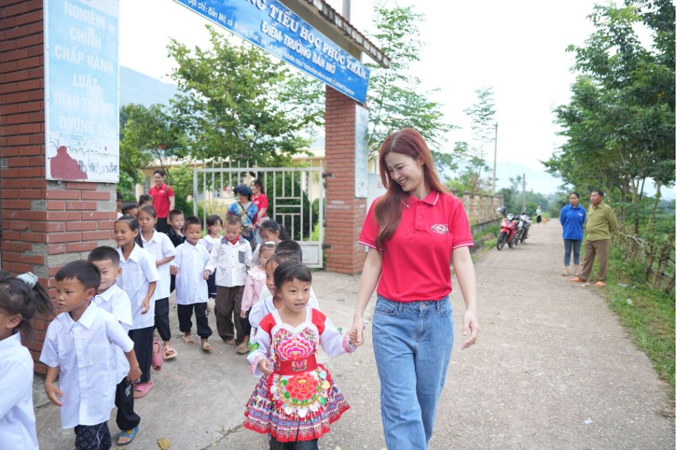 Singer Dong Nhi - Lifebuoy Ambassador and children at Phuc Than Elementary School go to school. Photo: Lifebuoy