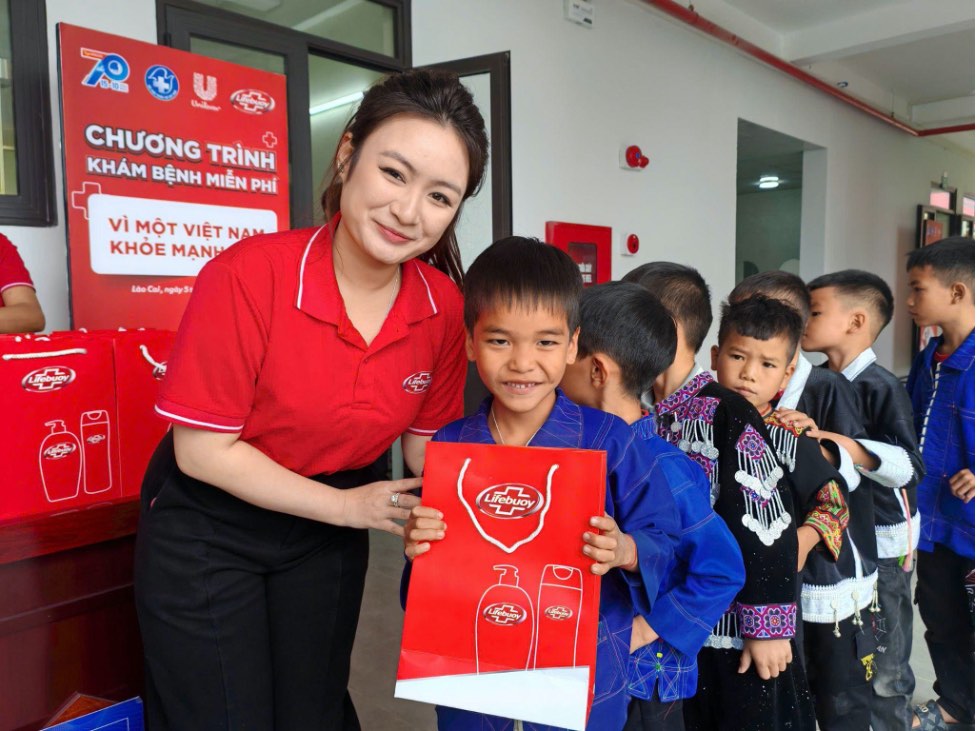 Các em học sinh hào hứng nhận những phần quà từ chương trình đồng hành cùng Lifebuoy trước thềm năm học mới. Ảnh: Lifebuoy