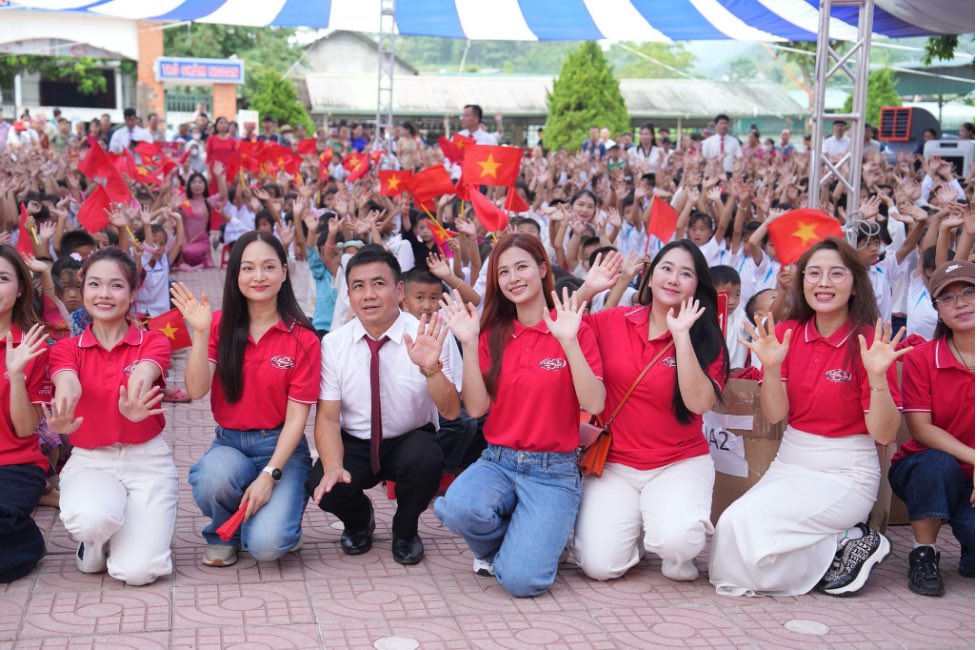 Không khí rộn ràng ngày khai giảng với sự đồng hành của Lifebuoy, thầy cô và các đơn vị địa phương trong hành trình tiếp sức học sinh tới trường. Ảnh: Lifebuoy