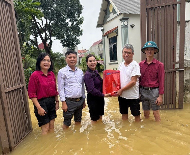The Vietnam Fatherland Front Committee of the commune and socio-political organizations of Quang Bi commune visit and provide support to households affected by flooding in the area. Photo: MTTQ TP