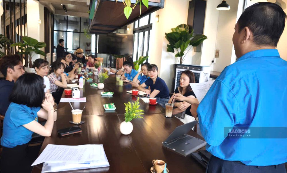 El Sindicato del barrio de Hòa Khánh organiza el programa "Café Sindical - Comenzando desde la conexión" para reunirse y compartir experiencias con los funcionarios sindicales de base. Foto: Tường Minh
