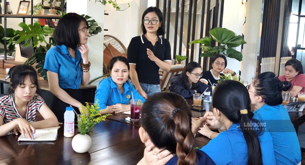 Cán bộ Liên đoàn Lao động thành phố Đà Nẵng giải đáp thắc mắc cho người lao động muốn gia nhập tổ chức Công đoàn. Ảnh: Tường Minh