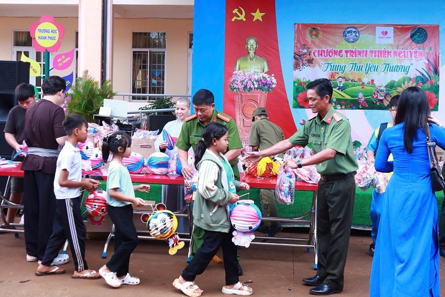El programa benéfico "Festival del Medio Otoño de Amor" ha traído alegría a los niños en la comuna de Bu Gia Map (ciudad de Dong Nai). Foto: Portal de Información Electrónica de la Policía de la ciudad de Dong Nai
