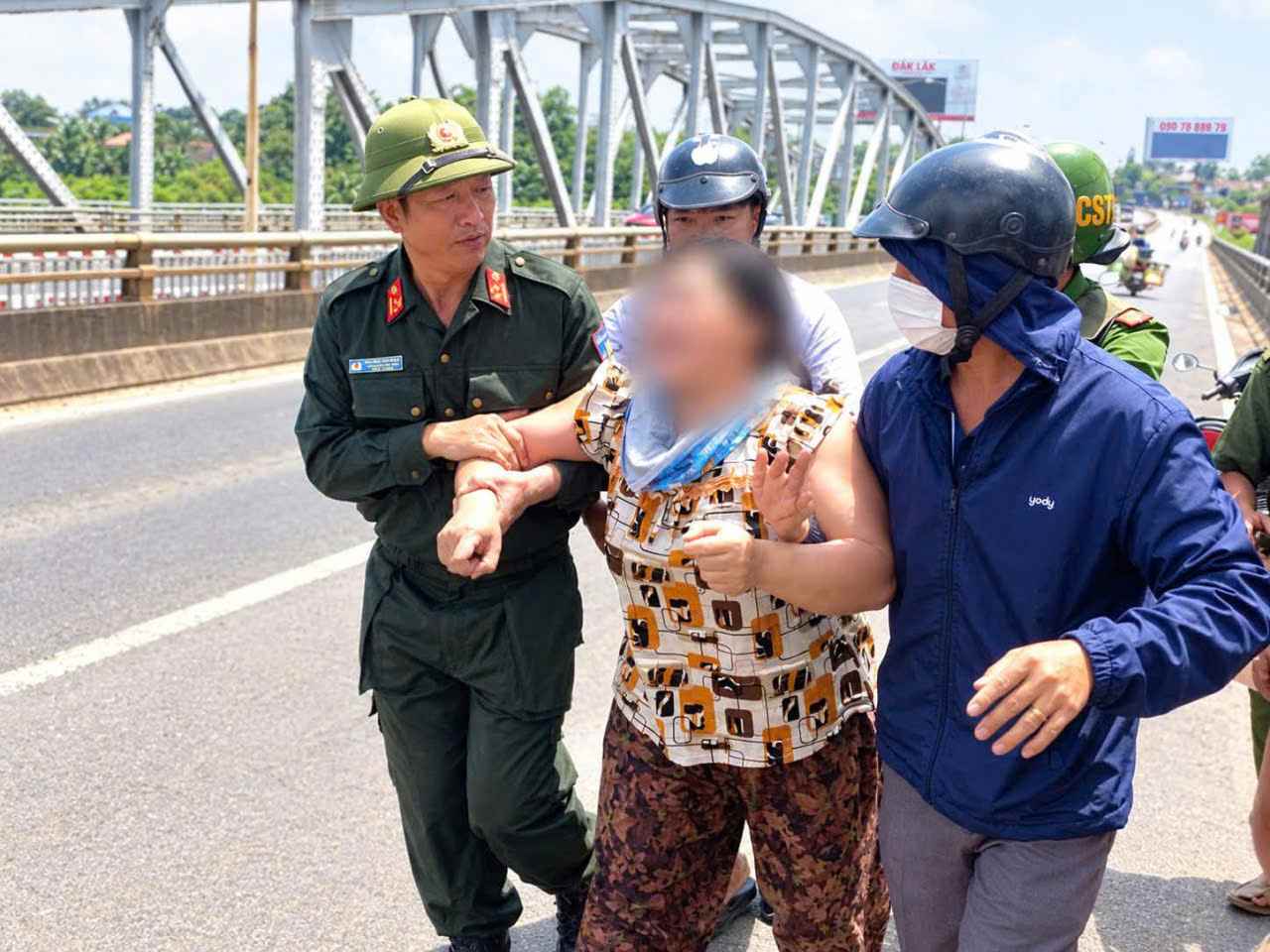 Functional forces of Dak Lak province promptly prevented the woman who intended to jump off the bridge on September 18. Photo: Hoa Phu Commune Police