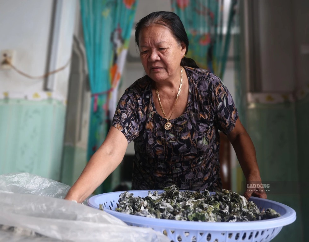 Bà Phạm Thị Phường ở đặc khu Lý Sơn gìn giữ cách làm bánh ít lá gai theo phương pháp truyền thống hơn 30 năm. Ảnh: Viên Nguyễn