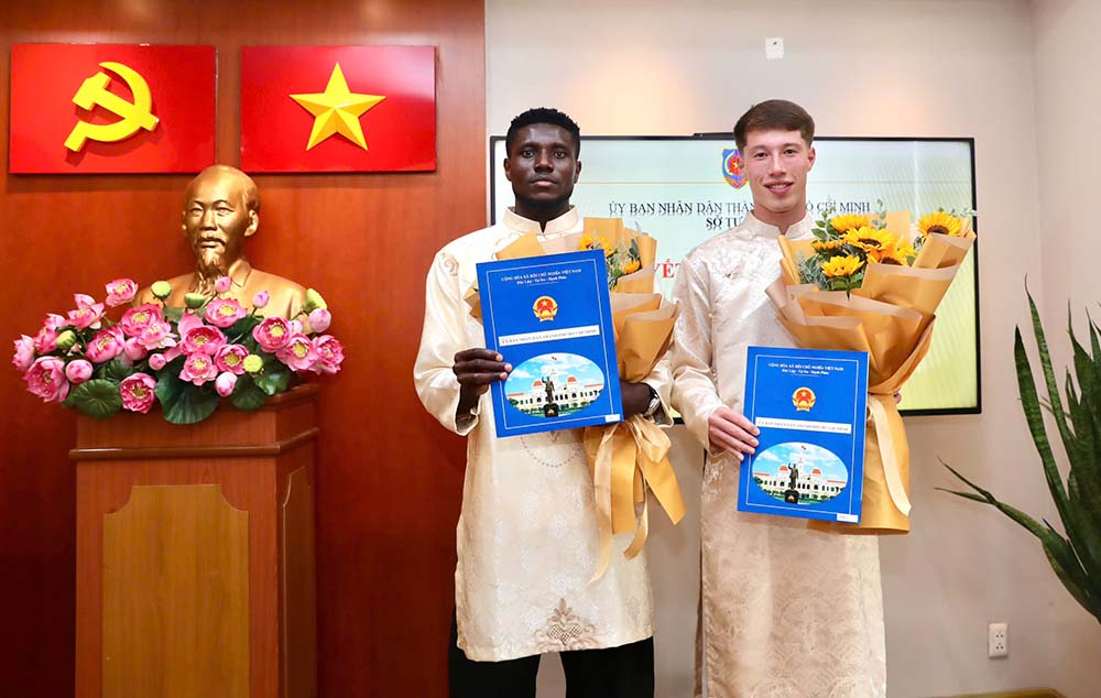 Olaha Manh Duc (left) and Williams Minh Hoang at the ceremony to award the President's Decision to naturalize Vietnamese. Photo: Ho Chi Minh City Police Club