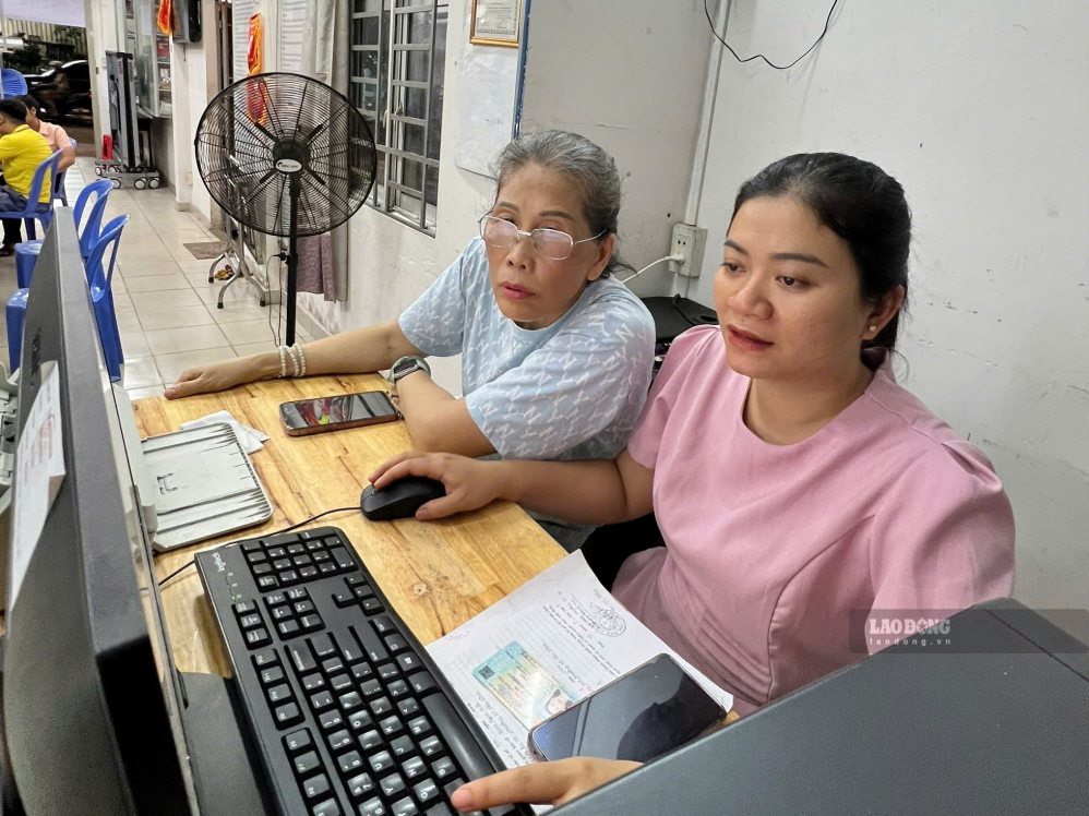 Officials of Tan Binh ward guide people to do online public services on the evening of September 17. Photo: Minh Tam