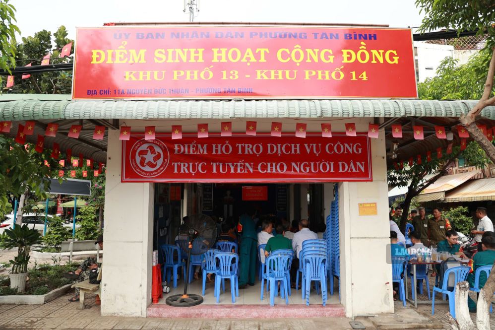 Điểm hỗ trợ dịch vụ công trực tuyến cho người dân tại Điểm sinh hoạt cộng đồng Khu phố 13 và 14 (số 11A Nguyễn Đức Thuận, phường Tân Bình). Ảnh chụp ngày 12.9. Ảnh: Minh Tâm.