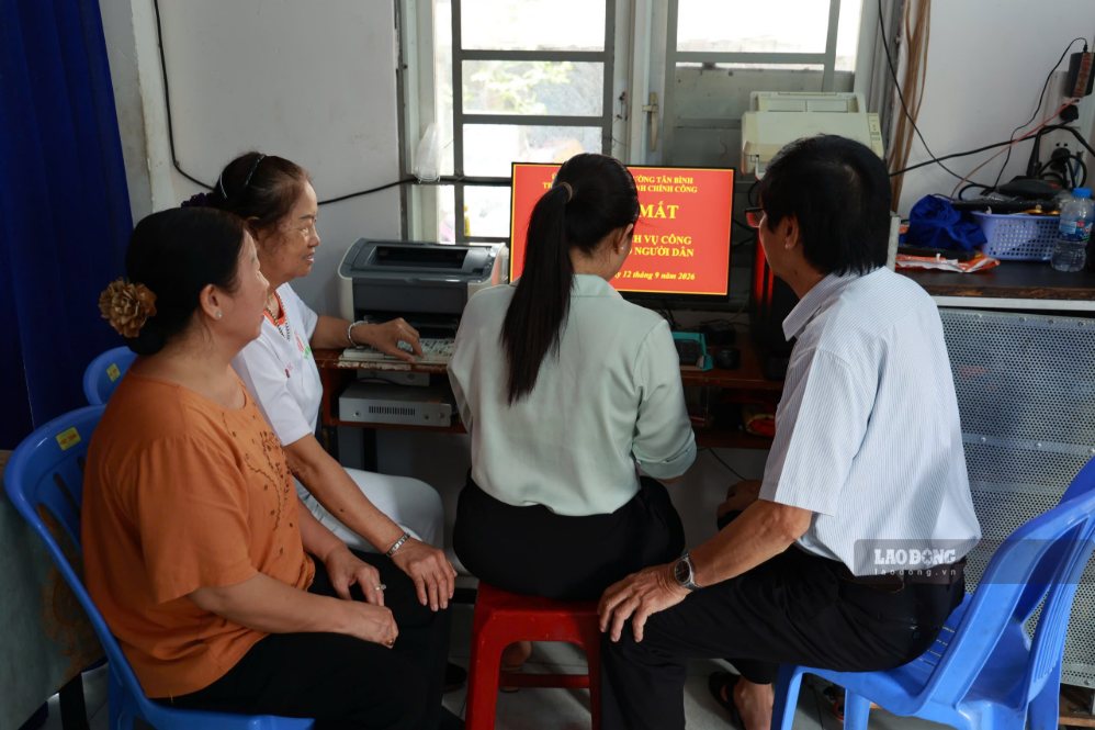Cán bộ phường Tân Bình xuống tận khu phố hướng dẫn người dân làm thủ tục hành chính công. Ảnh chụp ngày 12.9. Ảnh: Minh Tâm