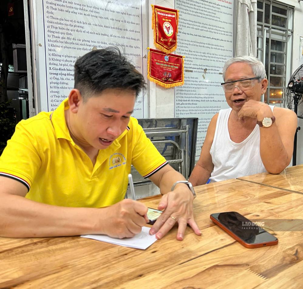 Tối ngày 17.9, các cán bộ phường Tân Bình xuống tận khu phố hỗ trợ hướng dẫn làm dịch vụ công trực tuyến cho người dân. Ảnh: Minh Tâm