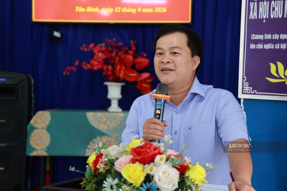 Ông Trần Quang Tùng, Giám đốc Trung tâm Phục vụ hành chính công phường Tân Bình cho biết đơn vị tiếp nhận gần 15.000 hồ sơ mỗi năm, bình quân khoảng 1.300 hồ sơ mỗi tháng. Ảnh chụp ngày 12.9. Ảnh: Minh Tâm