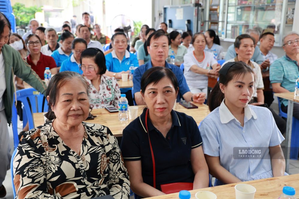 Đông đảo người dân đến hỗ trợ hướng dẫn làm thủ tục dịch vụ công trực tuyến ngoài giờ. Ảnh chụp ngày 12.9. Ảnh: Minh Tâm