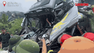 Rescue forces cut through the cabin, rescuing the trapped driver after the accident on National Highway 279. Photo: Quynh Trang