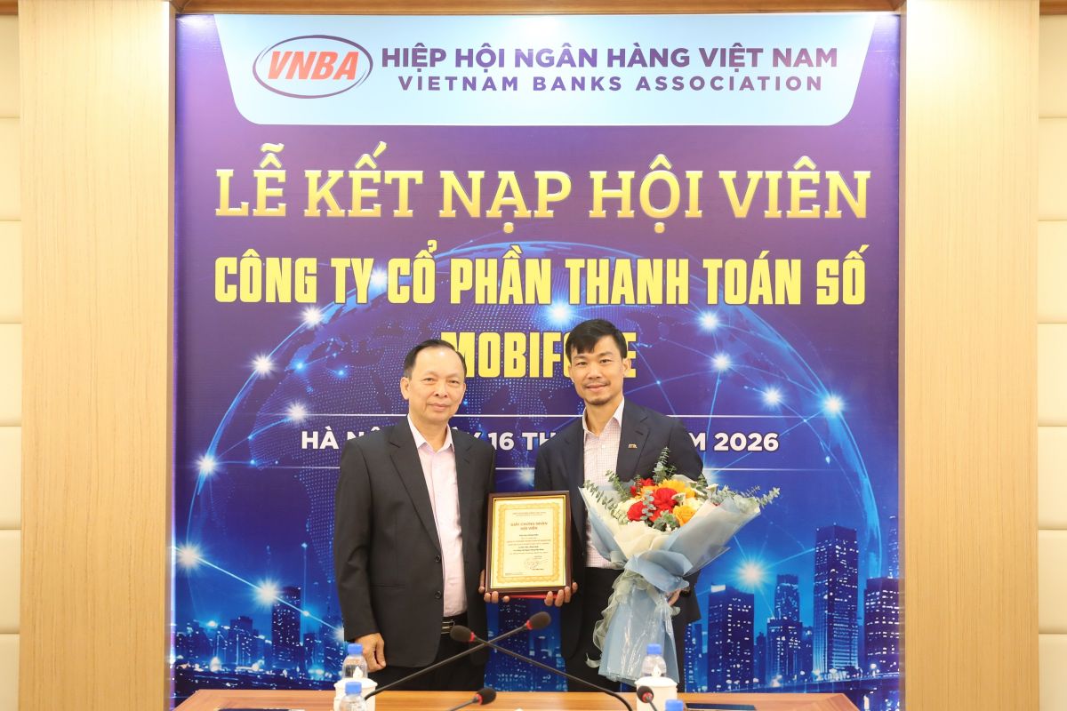TS. Đào Minh Tú, Phó Chủ tịch kiêm Tổng Thư ký trao quyết định và giấy chứng nhận. Ảnh: MDP