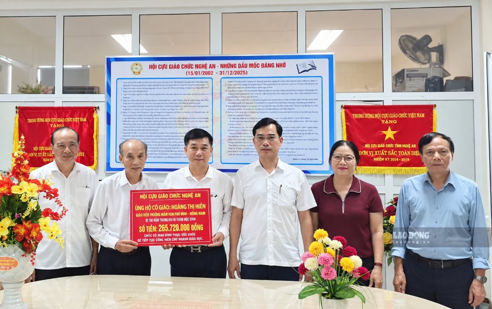 On the afternoon of September 18, the Standing Committee of the Nghe An Provincial Association of Former Teachers awarded 266.72 million VND to support teacher Hoang Thi Hien - teacher of Phu Son Kindergarten, Nghia Hanh commune. Photo: Quang Dai