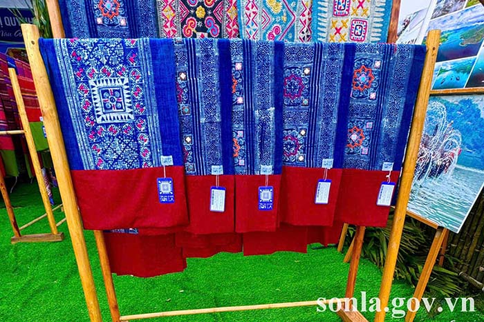 Sản phẩm khăn choàng sáp ong vẽ tay qua đôi bàn tay khéo léo của người phụ nữ Mông bản Khau Pùm, xã Mường Chiên (Sơn La). Ảnh: Cổng TTĐT tỉnh Sơn La