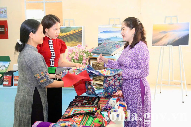 Ms. Dieu Thi Nhat introduces the hand-painted beeswax scarf product. Photo: Son La Provincial e-Portal