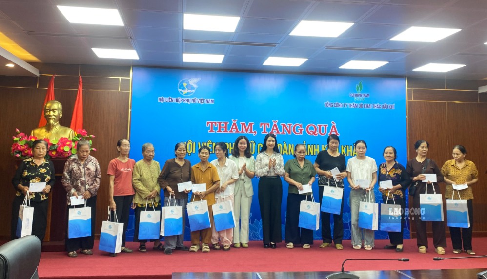 Bà Trần Lan Phương - Phó Chủ tịch Thường trực Hội Liên hiệp Phụ nữ Việt Nam và bà Trần Thu Hương - Ủy viên Thành uỷ, Chủ tịch Hội Liên hiệp Phụ nữ thành phố Hải Phòng trao quà cho các hoàn cảnh khó khăn. Ảnh: Nguyễn Huệ.