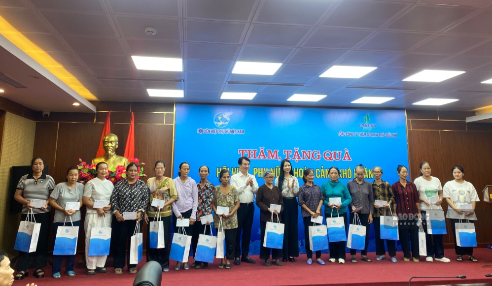 Ms. Tran Lan Phuong - Standing Vice President of the Vietnam Women's Union, Delegate of the 16th National Assembly and Mr. Nguyen Duc Tuan - Member of the Standing Committee of the City Party Committee, Standing Vice Chairman of the Vietnam Fatherland Front Committee of Hai Phong City present gifts to people in difficult circumstances. Photo: Nguyen Hue.